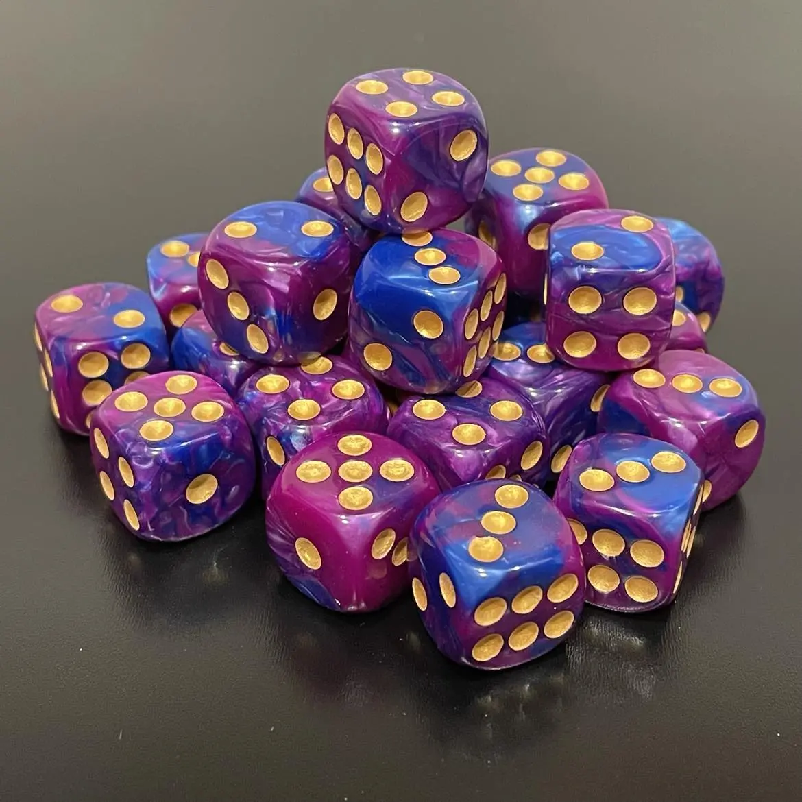 16Mm Dice Pearl Purple-Blue (Gold Pips) 1