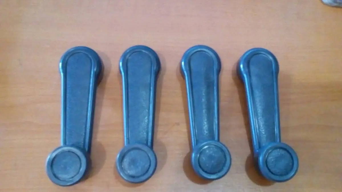 Manecilla Para Subir Vidrio Toyota Corolla 1982 - 2002 / Hilux 1979 - 2004 Fresado Metal Azul
Precios Incluyen I.S.V. 1